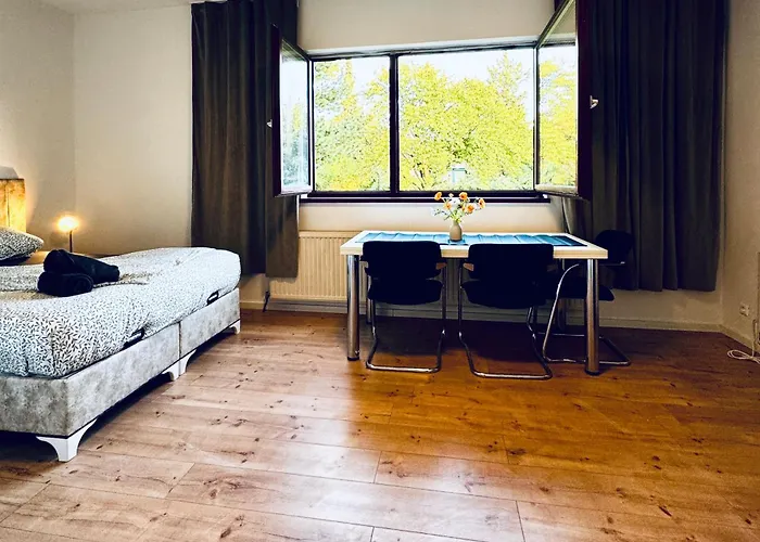 Хостел Budget Friendly Private With Garden Відень